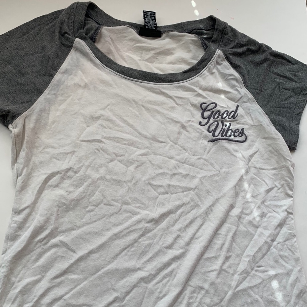 Rue21 “good vibes” gray & white